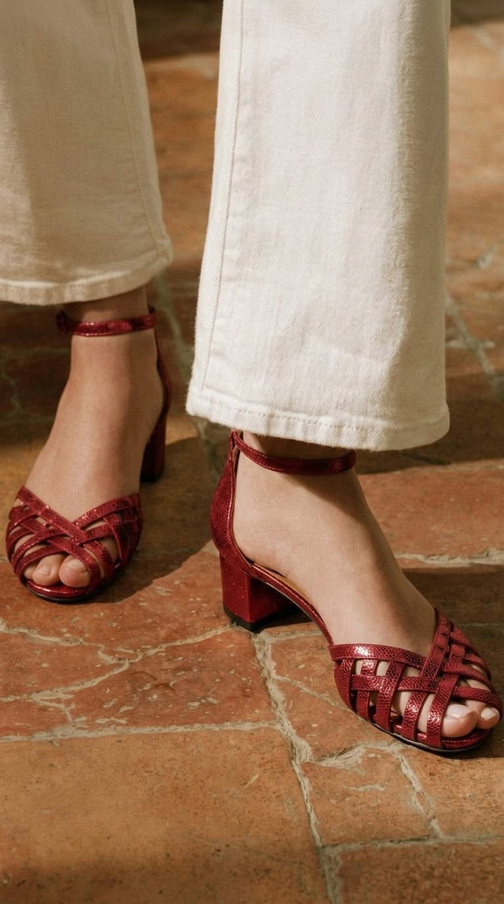 Talons larges peep toe entrelacés Or avec bride de cheville et boucle