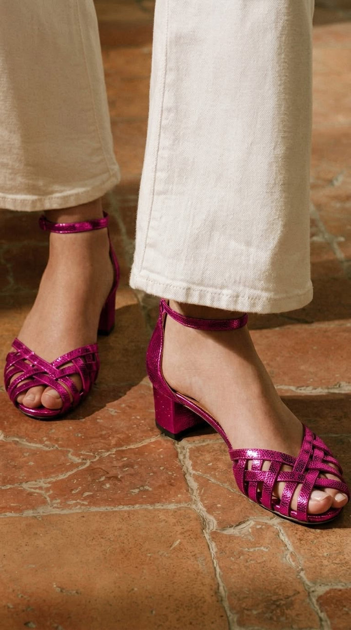 Talons larges peep toe entrelacés Or avec bride de cheville et boucle