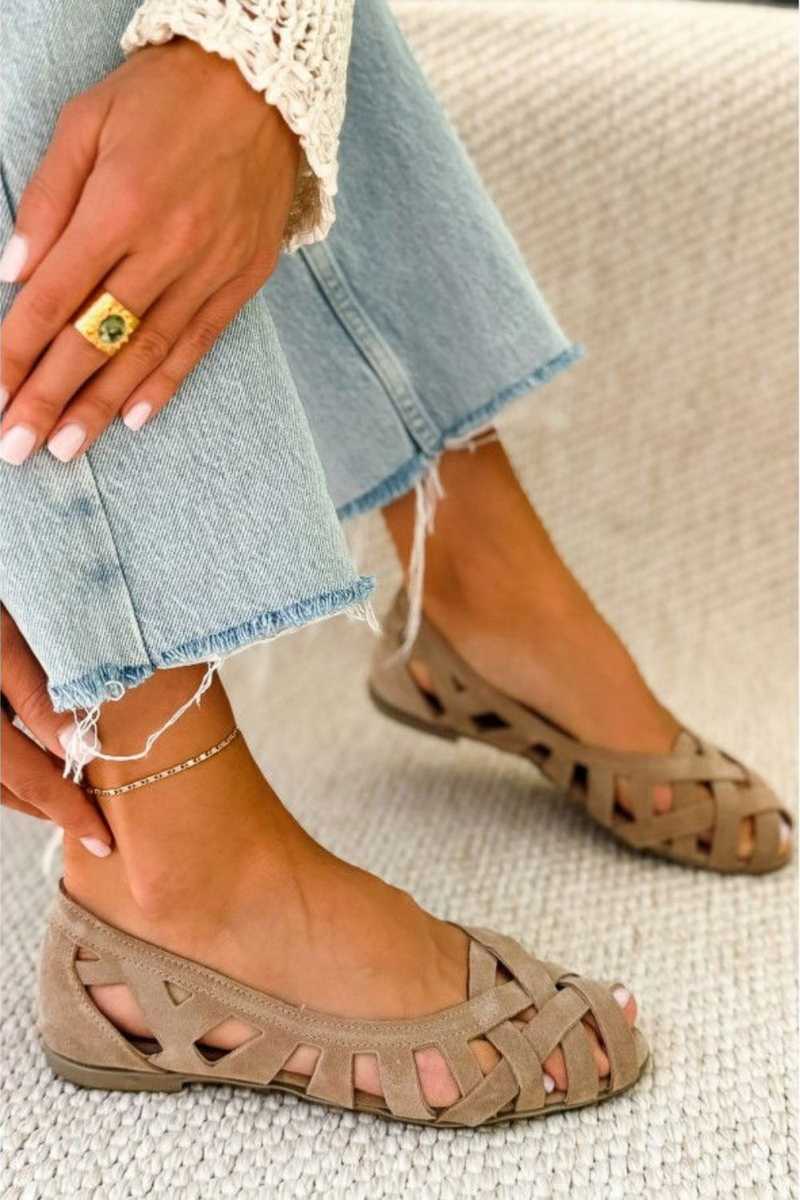 Sandales à bout ouvert tressées décontractées basses avec des brides croisées