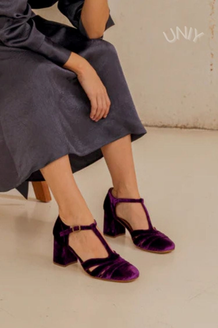Talons larges cut-out en velours avec boucle et bride en T