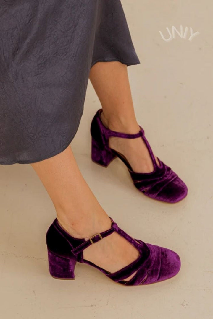 Talons larges cut-out en velours avec boucle et bride en T