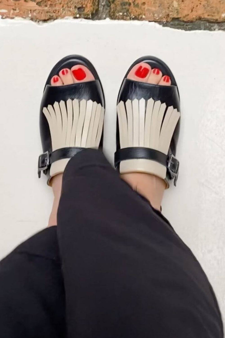 Sandales slip-on à bout rond ouvert contrasté avec franges