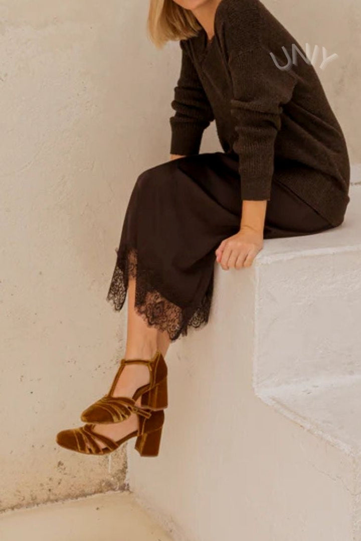 Talons larges cut-out en velours avec boucle et bride en T