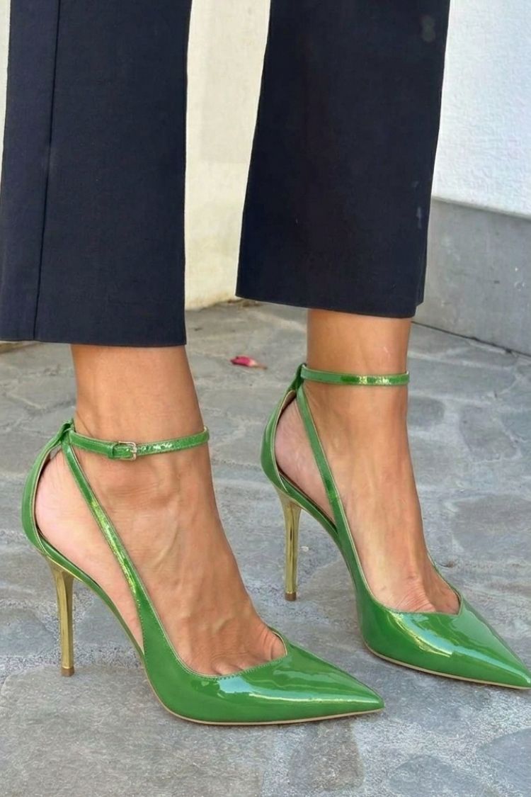 Talons aiguilles vernis Noir avec bride à la cheville