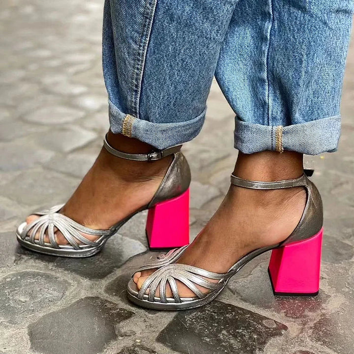 Talons larges peep toe color block brillants élégants avec bride de cheville et boucle