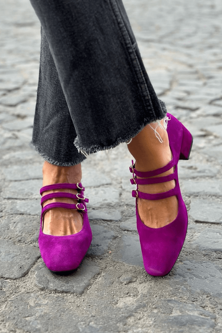 Talons larges violets à bout carré avec boucle