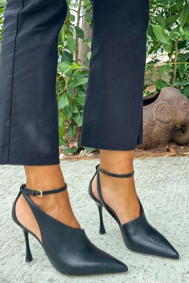 Talons aiguilles cut-out Noir à bout pointu avec bride de cheville et boucle