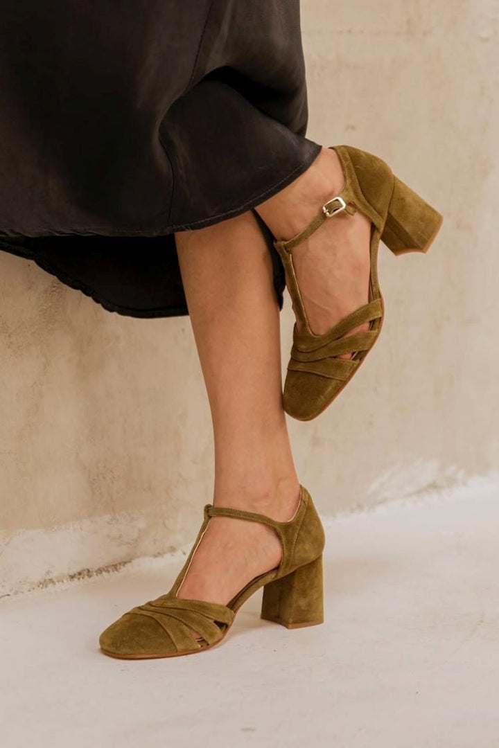Talons larges cut-out en velours avec boucle et bride en T