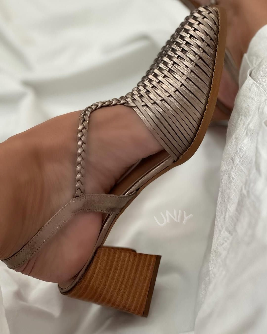 Talons blocs entrelacés métallisés Champagne à bout pointu avec brides