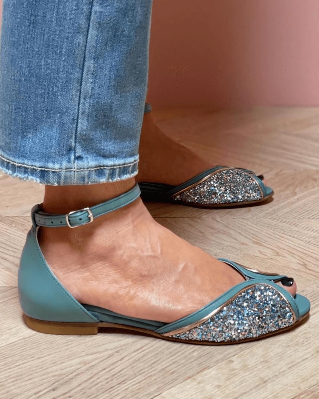 Sandales peep toe paillettes patchwork avec bride de cheville et boucle