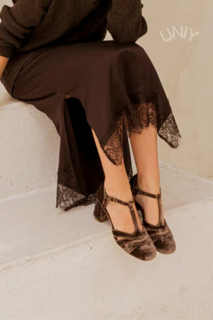 Talons larges cut-out en velours avec boucle et bride en T