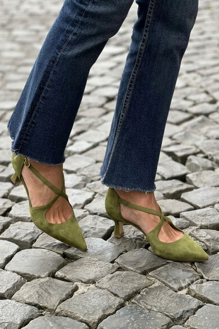 Talons bas kaki à bout pointu unis avec boucle et brides croisées