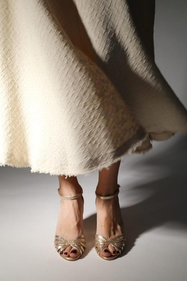Talons larges peep toe brillants métallisés Or avec bride de cheville et boucle