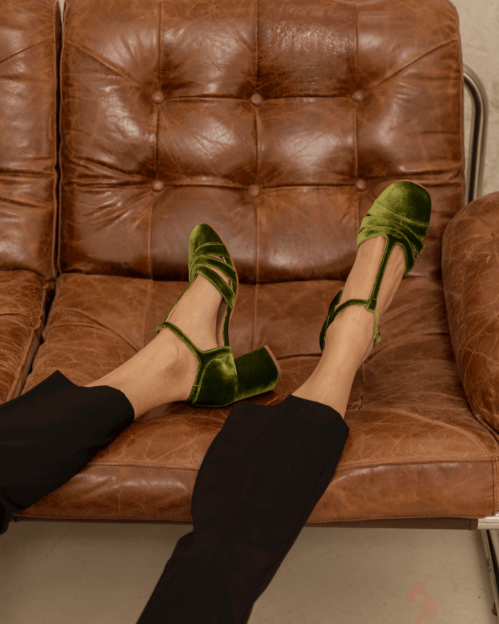 Talons larges cut-out en velours avec boucle et bride en T