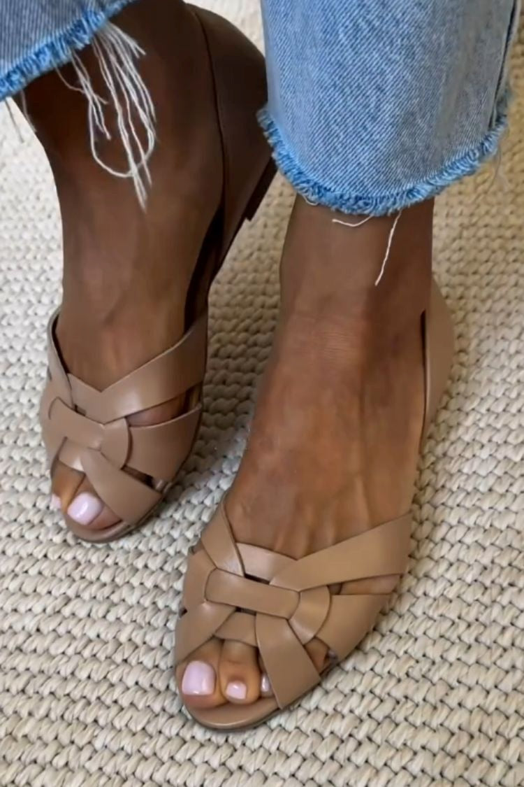 Ballerines peep toe tressées en simili cuir avec des brides croisées et un talon fermé