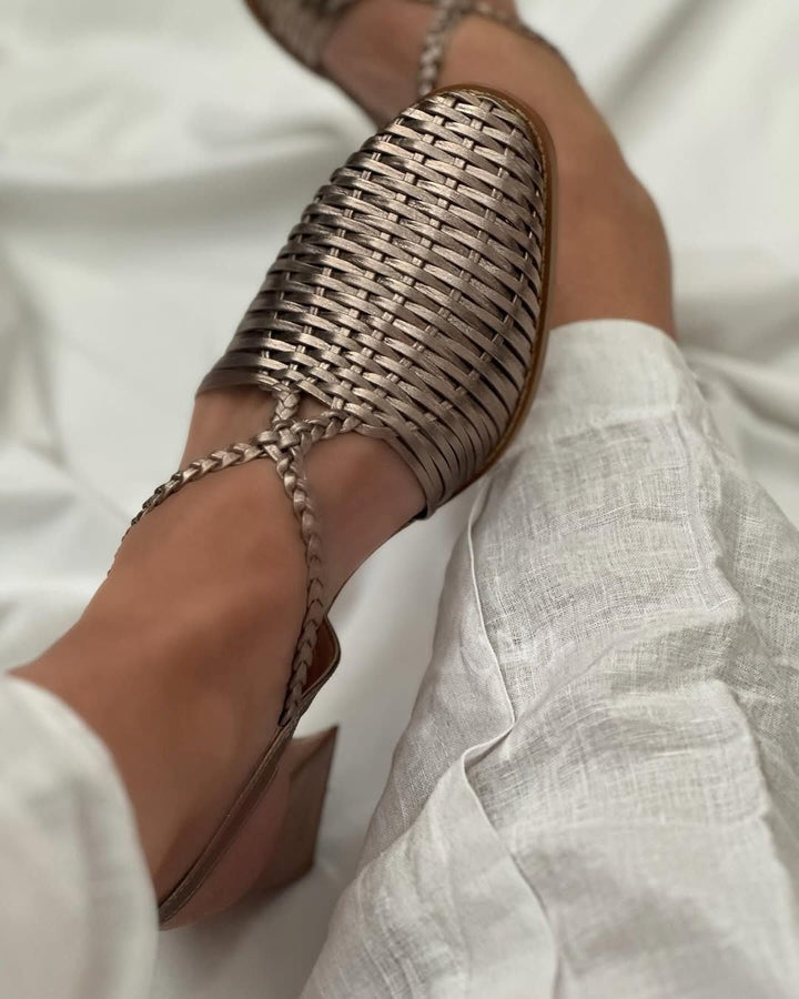 Talons blocs entrelacés métallisés Champagne à bout pointu avec brides