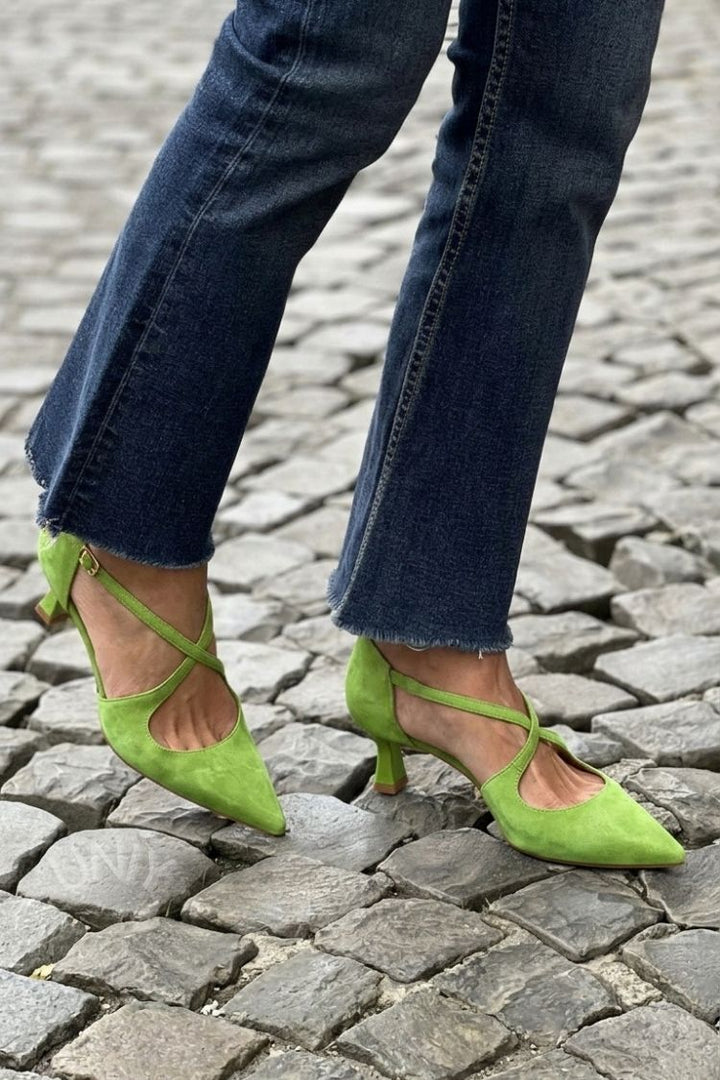 Talons bas kaki à bout pointu unis avec boucle et brides croisées