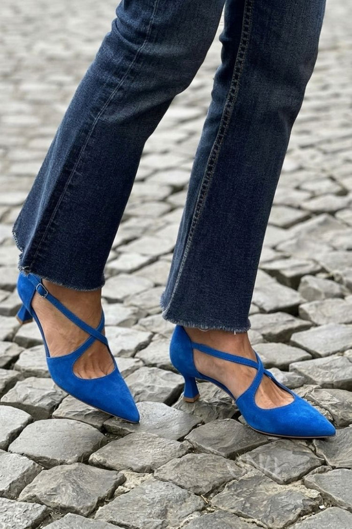 Talons bas kaki à bout pointu unis avec boucle et brides croisées