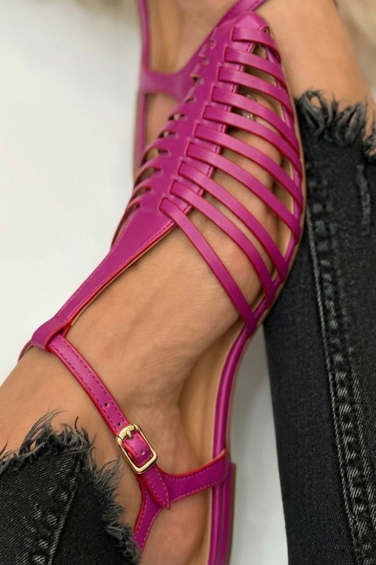 Sandales cut-out essentielles décontractées noires à bout pointu avec une bride en T