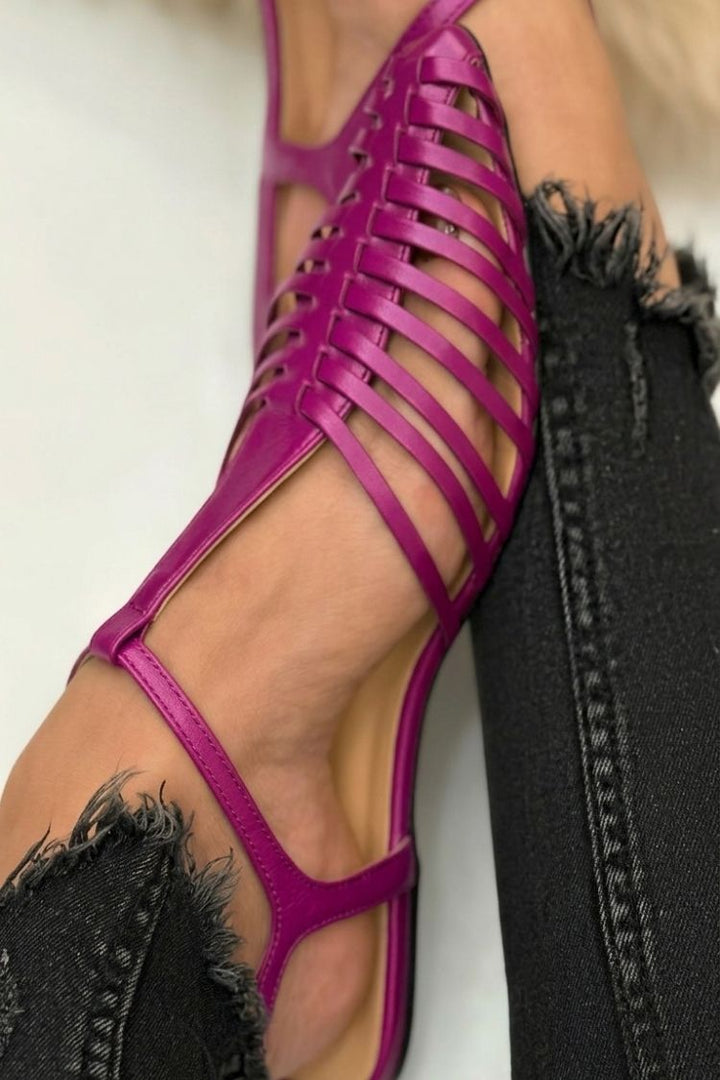 Sandales cut-out essentielles décontractées noires à bout pointu avec une bride en T