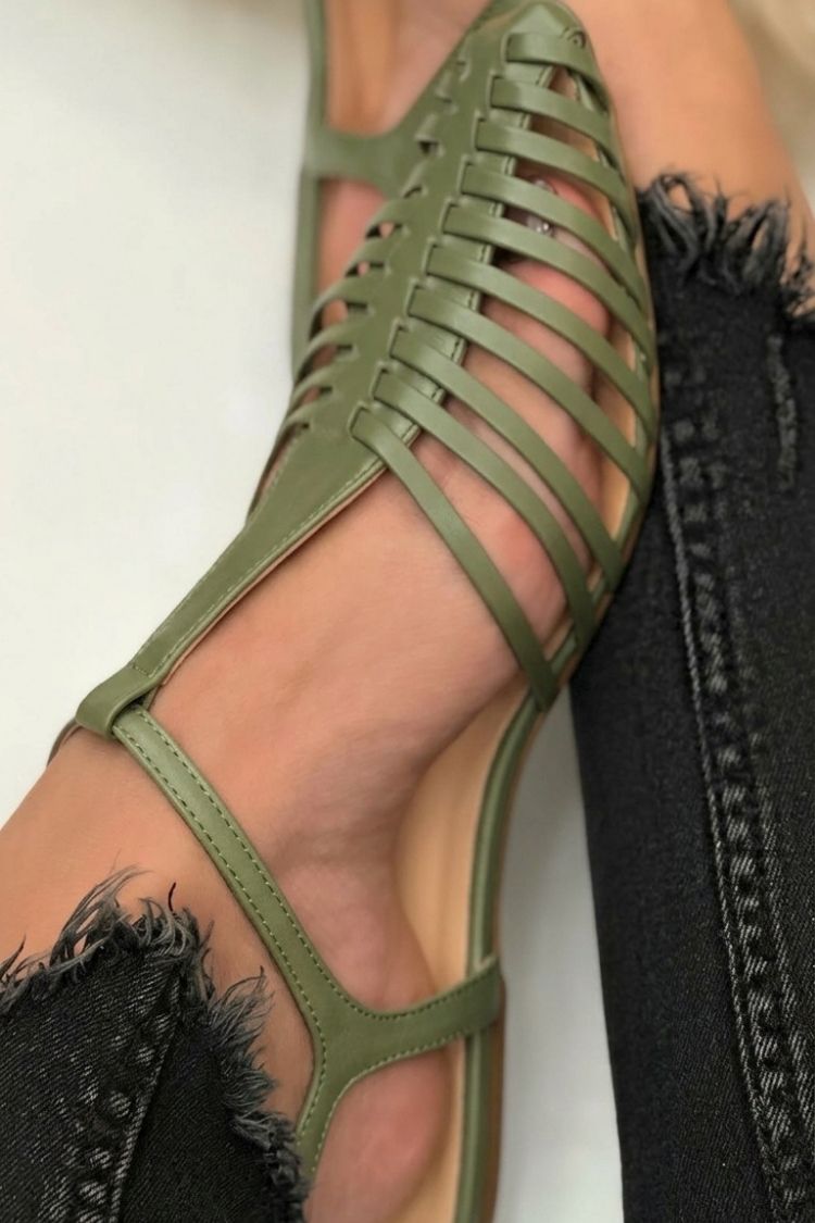 Sandales cut-out essentielles décontractées noires à bout pointu avec une bride en T