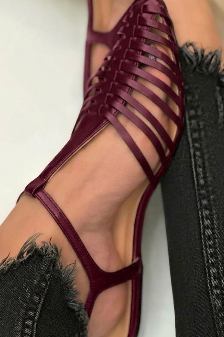 Sandales cut-out essentielles décontractées noires à bout pointu avec une bride en T