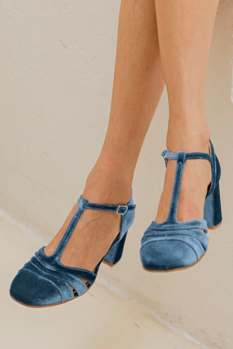 Talons larges cut-out en velours avec boucle et bride en T