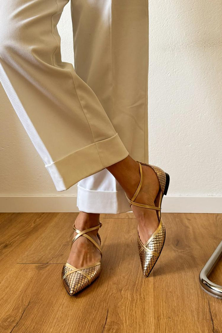 Ballerines brillantes métalliques or à bout pointu avec boucle et lanières croisées