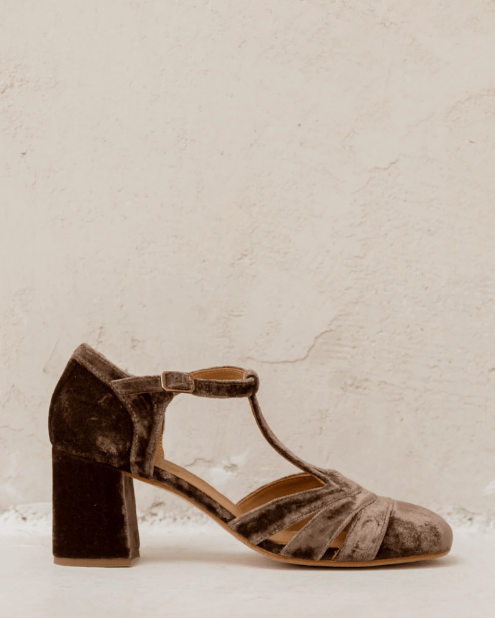 Talons larges cut-out en velours avec boucle et bride en T