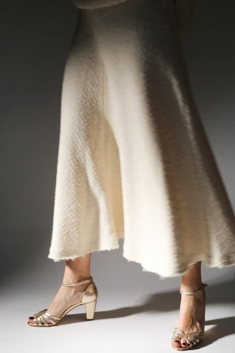 Talons larges peep toe brillants métallisés Or avec bride de cheville et boucle