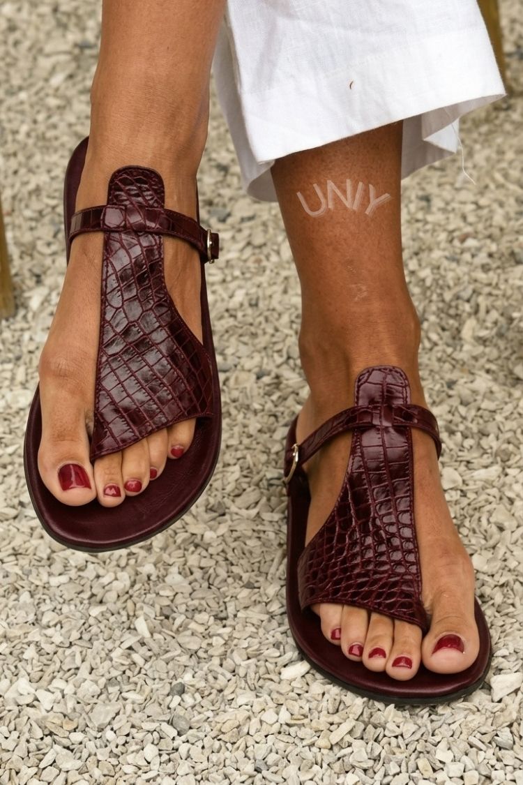 Sandales tongs effet crocodile avec bride et boucle sur le cou de pied