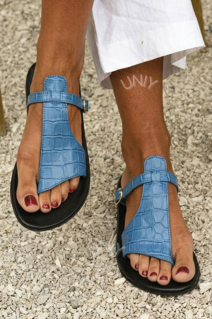 Sandales tongs effet crocodile avec bride et boucle sur le cou de pied