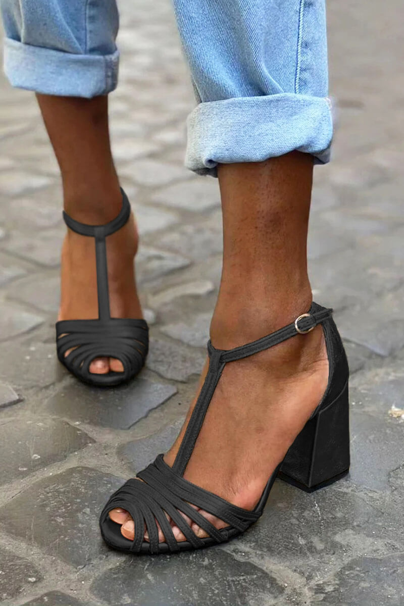 Talons larges peep toe avec boucle, bride T et brides
