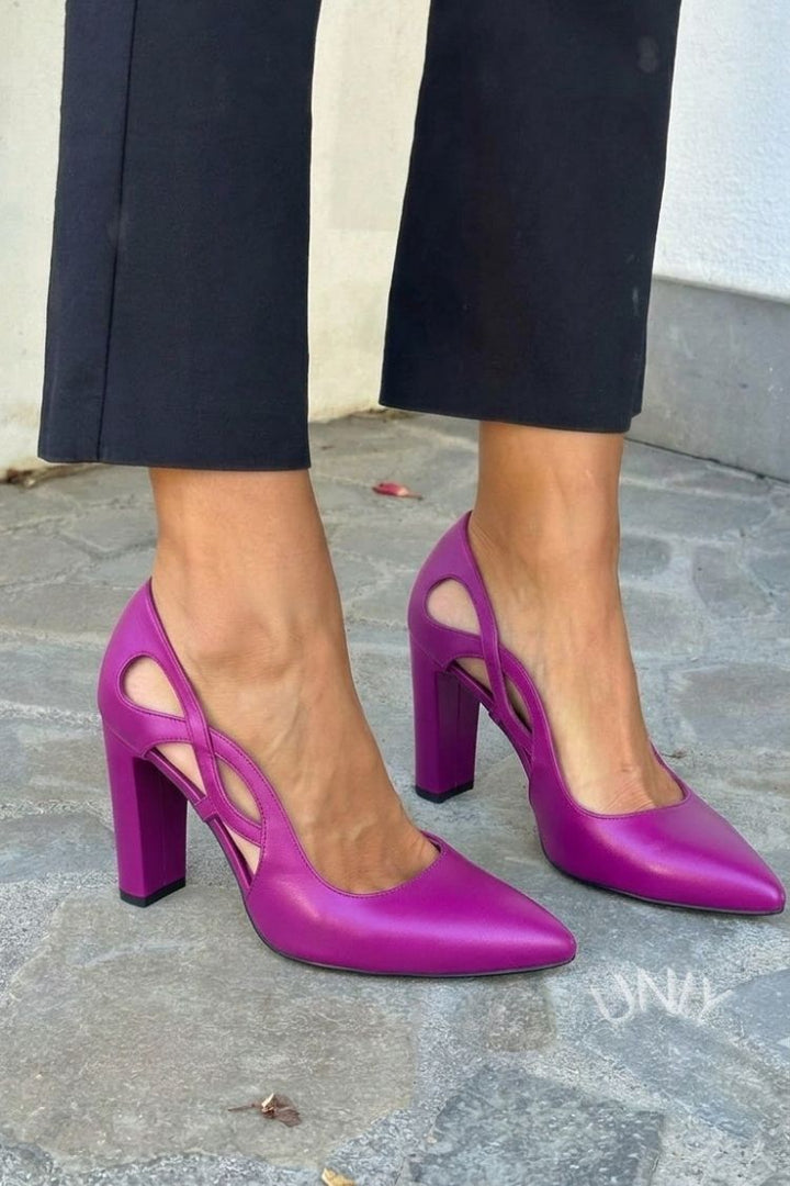 Décolleté à découpe en pointe en simili cuir avec talon bloc