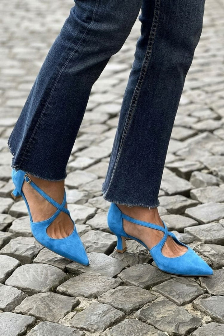 Talons bas kaki à bout pointu unis avec boucle et brides croisées