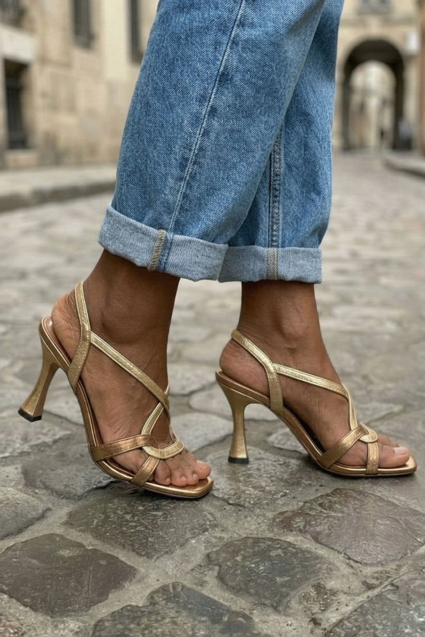 Sandales métalliques Or avec des brides croisées et un talon aiguille