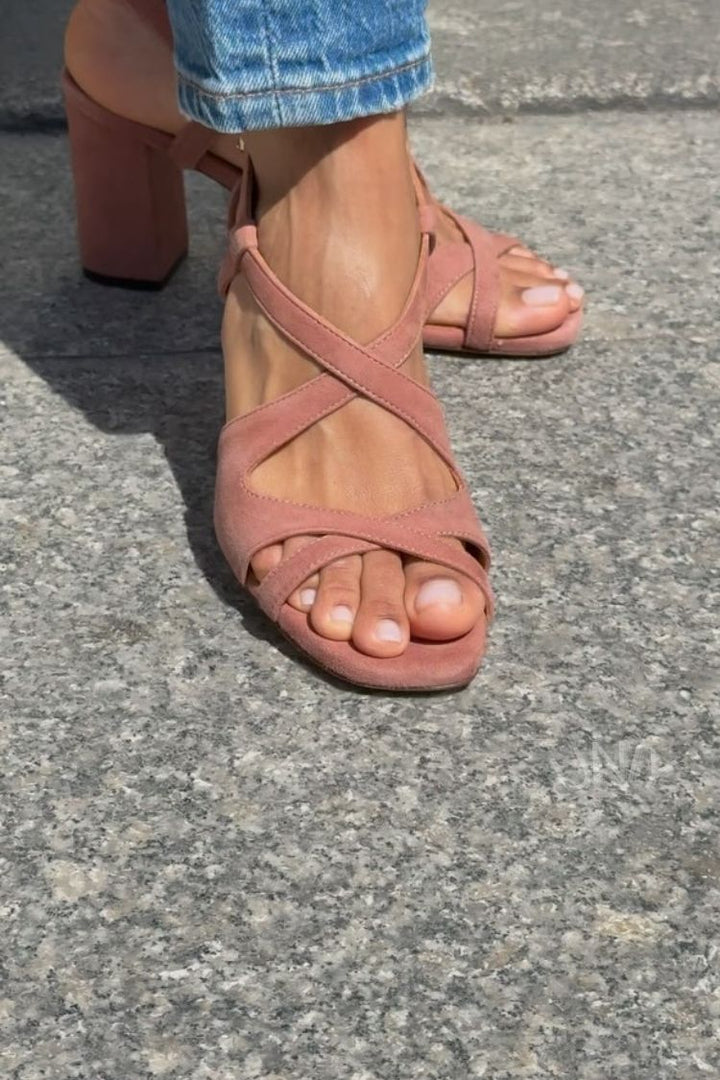 Sandales en daim chic Rose Rosé avec des lanières croisées et un talon bloc