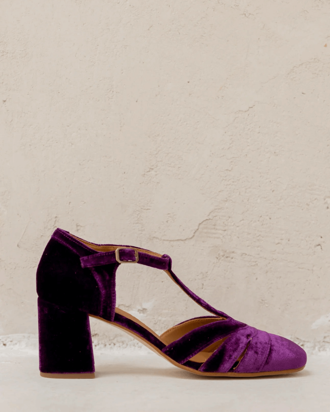 Talons larges cut-out en velours avec boucle et bride en T