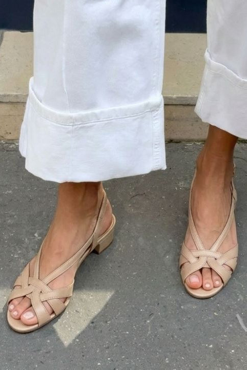 Sandales slingback Nude en cuir avec des brides croisées et un petit talon