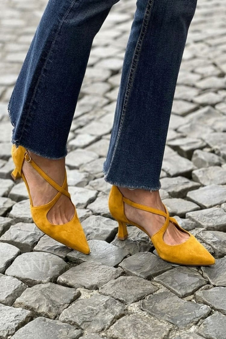 Talons bas kaki à bout pointu unis avec boucle et brides croisées