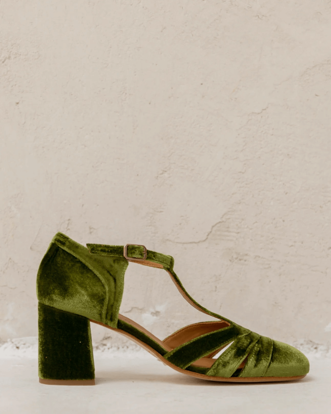 Talons larges cut-out en velours avec boucle et bride en T