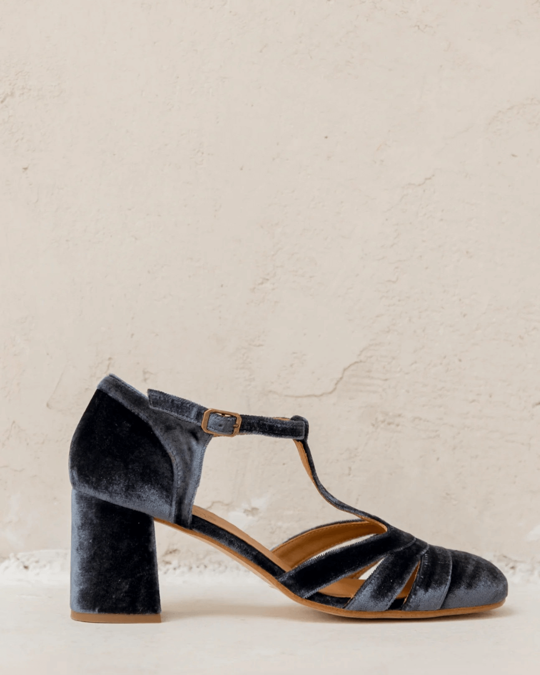Talons larges cut-out en velours avec boucle et bride en T