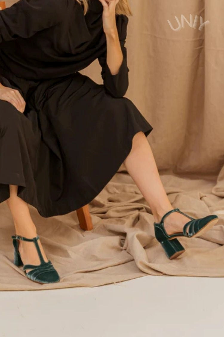Talons larges cut-out en velours avec boucle et bride en T