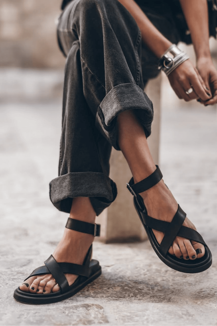 Sandales opaques à bout ouvert en simili cuir avec bride de cheville et brides croisées