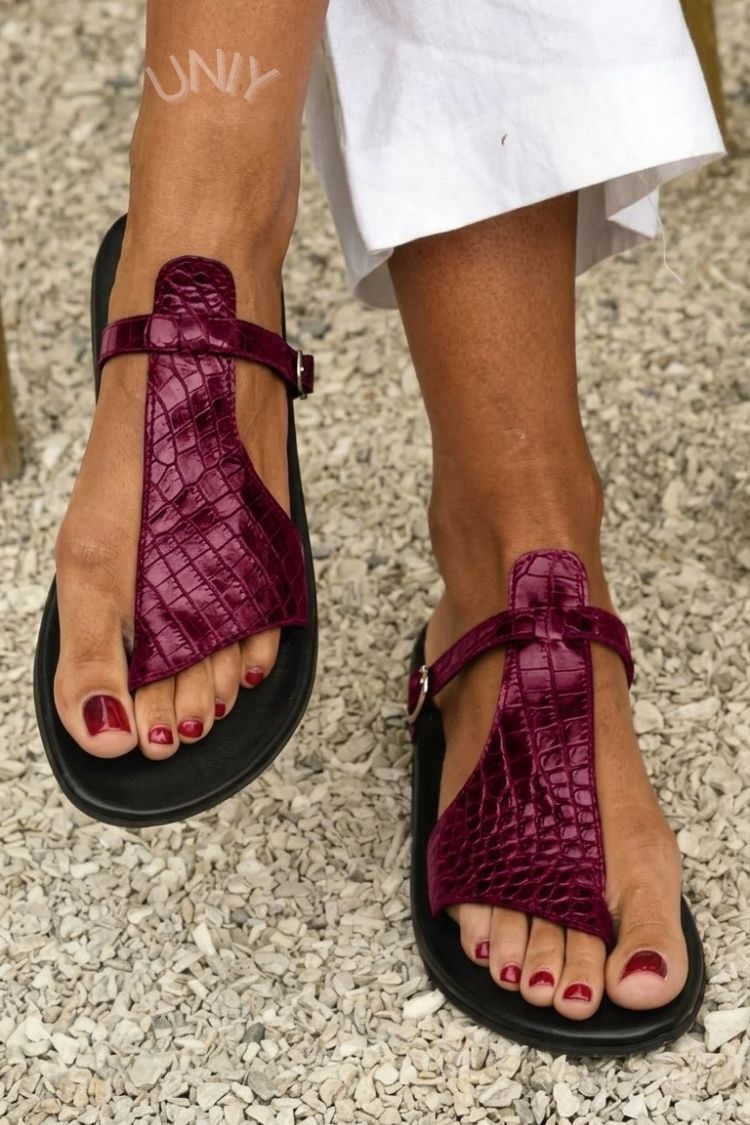 Sandales tongs effet crocodile avec bride et boucle sur le cou de pied