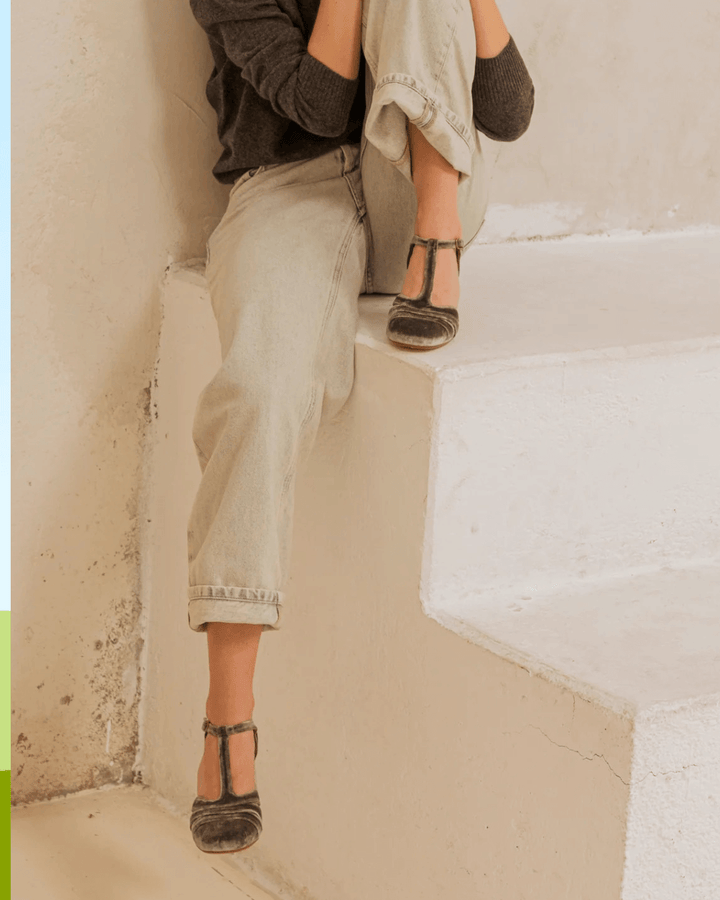 Talons larges cut-out en velours avec boucle et bride en T