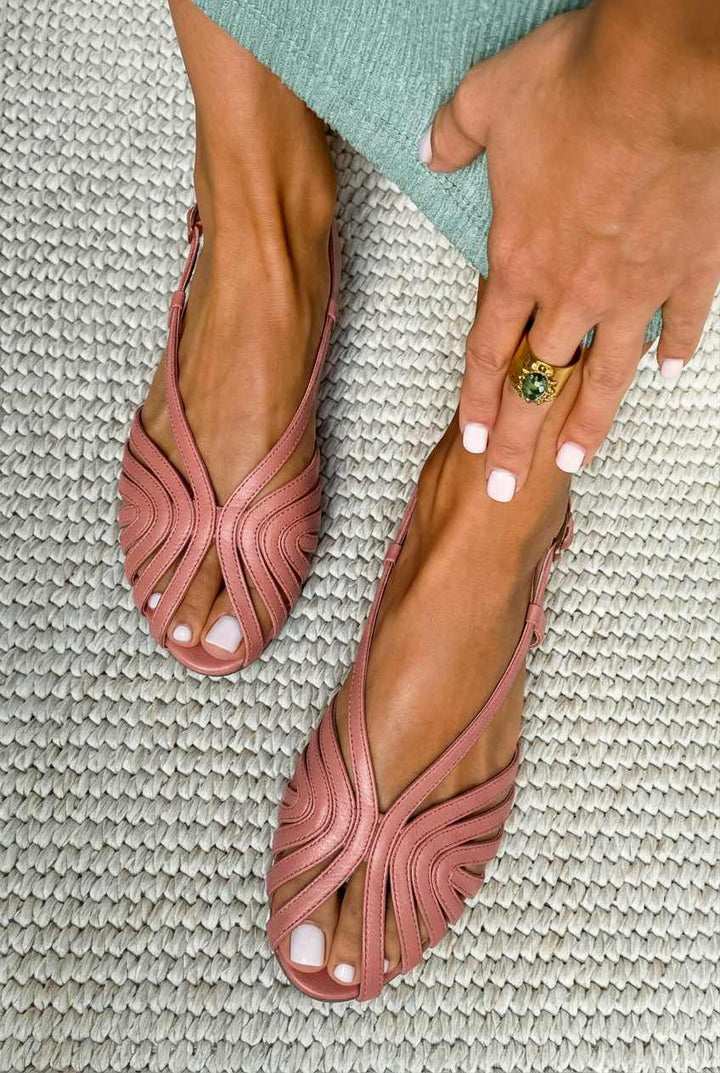 Sandales peep toe estivales basses rouges en cuir avec des brides