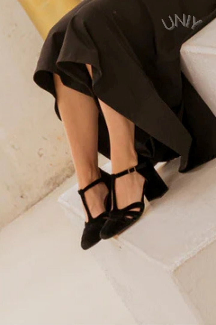 Talons larges cut-out en velours avec boucle et bride en T