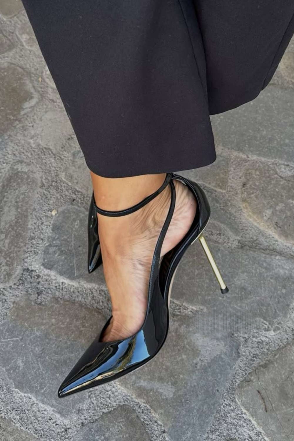 Talons aiguilles vernis Noir avec bride à la cheville