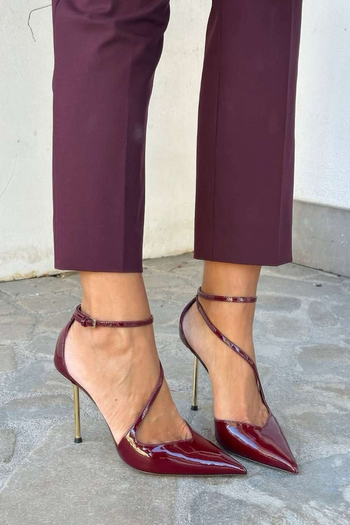 Talons aiguilles vernis Noir avec bride à la cheville